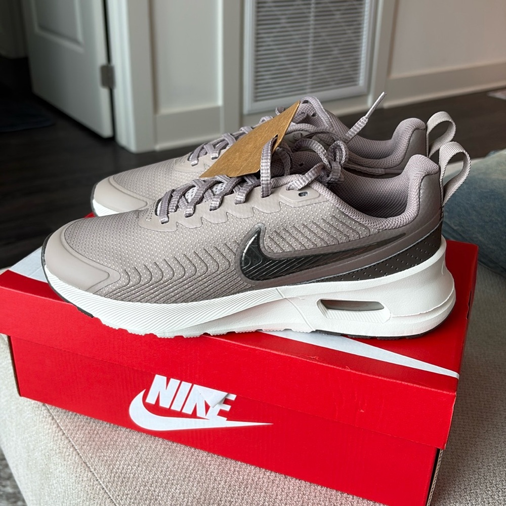 Women’s Nike air max 8.5